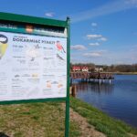 17.05.2020. Stary Młyn, gmina Końskie. Tablica informująca, czym należy karmić ptactwo / Magdalena Galas-Klusek / Radio Kielce