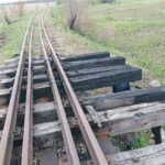 15.05.2020. Skowronno Górne koło Pińczowa. Torowisko i mostek na linii Pińczów-Umianowice / Marta Gajda