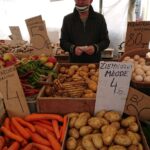 24.05.2020 Kielce. Nowalijki na bazarze / Kamil Król / Radio Kielce