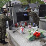 „Żołnierska Pamięć”. Żołnierze 10. Świętokrzyskiej Brygady Obrony Terytorialnej uczcili Święto Flagi / Zespół Prasowy 10. Świętokrzyskiej Brygady Obrony Terytorialnej