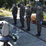 „Żołnierska Pamięć”. Żołnierze 10. Świętokrzyskiej Brygady Obrony Terytorialnej uczcili Święto Flagi / Zespół Prasowy 10. Świętokrzyskiej Brygady Obrony Terytorialnej