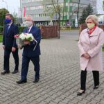 01.05.2020. Starachowice. Złożenie kwiatów przed tablicą upamiętniającą polskich robotników. Na zdjęciu: Andrzej Pruś - przewodniczący sejmiku województwa świętokrzyskiego, poseł Krzysztof Lipiec, Danuta Krępa - radna powiatu starachowickiego / Anna Głąb / Radio Kielce