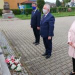 01.05.2020. Starachowice. Złożenie kwiatów przed tablicą upamiętniającą polskich robotników. Na zdjęciu: Andrzej Pruś - przewodniczący sejmiku województwa świętokrzyskiego, poseł Krzysztof Lipiec, Danuta Krępa - radna powiatu starachowickiego / Anna Głąb / Radio Kielce