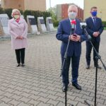 01.05.2020. Starachowice. Złożenie kwiatów przed tablicą upamiętniającą polskich robotników. Na zdjęciu: Danuta Krępa - radna powiatu starachowickiego, poseł Krzysztof Lipiec, Andrzej Pruś - przewodniczący sejmiku województwa świętokrzyskiego / Anna Głąb / Radio Kielce
