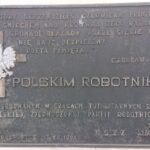 01.05.2020. Starachowice. Tablica upamiętniającą polskich robotników / Anna Głąb / Radio Kielce