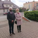 Starachowice. Uroczystości upamiętniające 229. rocznicę uchwalenia Konstytucji 3 Maja. Na zdjęciu (od lewej): Dariusz Stachowicz i Danuta Krępa - radni powiatowi / Anna Głąb / Radio Kielce