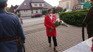 Starachowice. Uroczystości upamiętniające 229. rocznicę uchwalenia Konstytucji 3 Maja. Na zdjęciu: poseł Agata Wojtyszek / Anna Głąb / Radio Kielce