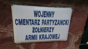 17.05.2020 Skarżysko-Kamienna. Msza święta w 76. rocznicę poświęcenia wojennego cmentarza partyzanckiego Armii Krajowej pododdziału Morwa / Anna Głąb / Radio Kielce