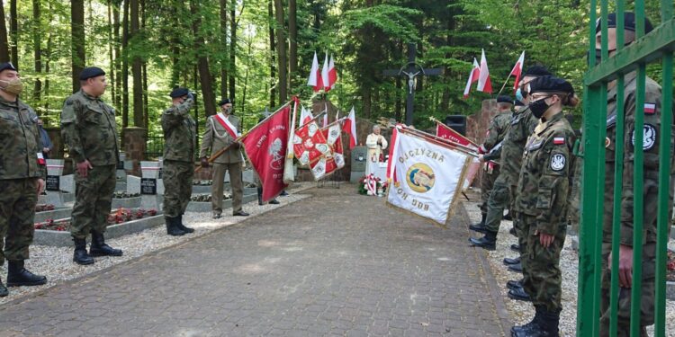 17.05.2020 Skarżysko-Kamienna.  Msza święta w 76. rocznicę poświęcenia wojennego cmentarza partyzanckiego Armii Krajowej pododdziału Morwa / Anna Głąb / Radio Kielce