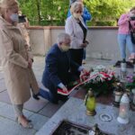 18.05.2020. Starachowice. Rocznica urodzin Jana Pawła II. Na zdjęciu (od lewej): Agnieszka Kuś - radna, Krzysztof Lipiec - lider świętokrzyskich struktur PiS i Danuta Krępa - radna / Anna Głąb / Radio Kielce