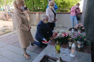 18.05.2020. Starachowice. Rocznica urodzin Jana Pawła II. Na zdjęciu (od lewej): Agnieszka Kuś - radna, Krzysztof Lipiec - lider świętokrzyskich struktur PiS i Danuta Krępa - radna / Anna Głąb / Radio Kielce