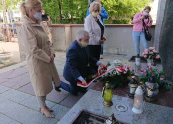 18.05.2020. Starachowice. Rocznica urodzin Jana Pawła II. Na zdjęciu (od lewej): Agnieszka Kuś - radna, Krzysztof Lipiec - lider świętokrzyskich struktur PiS i Danuta Krępa - radna / Anna Głąb / Radio Kielce