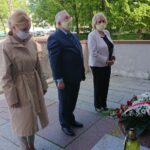 18.05.2020. Starachowice. Rocznica urodzin Jana Pawła II. Na zdjęciu (od lewej): Agnieszka Kuś - radna, Krzysztof Lipiec - lider świętokrzyskich struktur PiS i Danuta Krępa - radna / Anna Głąb / Radio Kielce