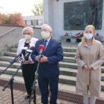 18.05.2020. Starachowice. Rocznica urodzin Jana Pawła II. Na zdjęciu (od lewej): Danuta Krępa - radna, Krzysztof Lipiec - lider świętokrzyskich struktur PiS i Agnieszka Kuś - radna / Anna Głąb / Radio Kielce