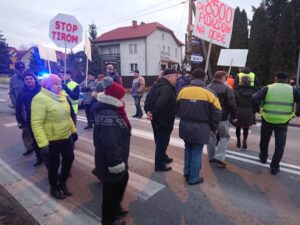 10.01.2020. Brzeziny. Protest mieszkańców na drodze nr 763 / Mateusz Kaczmarczyk / Radio Kielce