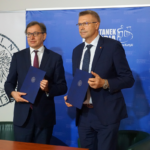 27.05.2020 Upamiętnienie gen. Bolesława Roi na terenie byłego niemieckiego obozu koncentracyjnego KL Sachsenhausen. Na zdjęciu Jarosław Szarek - prezes Instytutu Pamięci Narodowej, Bogdan Wenta - prezydent Kielc / UM Kielce