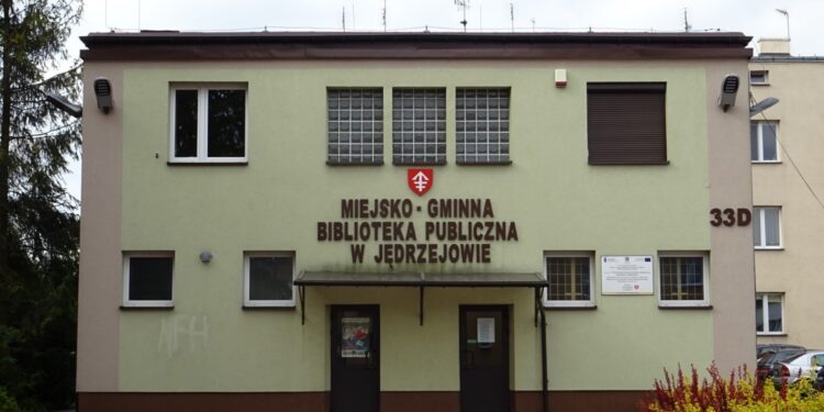 07.05.2020. Jędrzejów. Miejsko-Gminna Biblioteka Publiczna w Jędrzejowie / Ewa Pociejowska-Gawęda / Radio Kielce