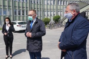 08.05.2020. Kielce. Konferencja Platformy Obywatelskiej. Na zdjęciu (od lewej): poseł Marzena Okła-Drewnowicz, Artur Gierada - szef regionalnych struktur PO, poseł Bartłomiej Sienkiewicz / Michał Kita / Radio Kielce