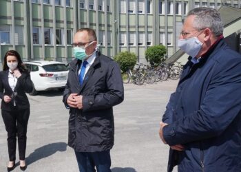 08.05.2020. Kielce. Konferencja Platformy Obywatelskiej. Na zdjęciu (od lewej): poseł Marzena Okła-Drewnowicz, Artur Gierada - szef regionalnych struktur PO, poseł Bartłomiej Sienkiewicz / Michał Kita / Radio Kielce