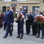 03.05.2020. Sandomierz. Obchody 229. rocznicy uchwalenia Konstytucji 3 Maja. Na zdjęciu (od lewej): Marcin Marzec - burmistrz Sandomierza, Paweł Niedźwiedź - zastępca burmistrza Sandomierza, Tomasz Huk - przewodniczący Rady Powiatu w Sandomierzu, Zygmunt Kwasek - członek zarządu Rady Powiatu w Sandomierzu, Marek Kwitek - poseł PiS i Anna Glibowska - radna Rady Powiatu w Sandomierzu / Grażyna-Szlęzak-Wójcik / Radio Kielce
