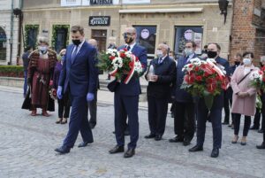 03.05.2020. Sandomierz. Obchody 229. rocznicy uchwalenia Konstytucji 3 Maja. Na zdjęciu (od lewej): Marcin Marzec - burmistrz Sandomierza, Paweł Niedźwiedź - zastępca burmistrza Sandomierza, Tomasz Huk - przewodniczący Rady Powiatu w Sandomierzu, Zygmunt Kwasek - członek zarządu Rady Powiatu w Sandomierzu, Marek Kwitek - poseł PiS i Anna Glibowska - radna Rady Powiatu w Sandomierzu / Grażyna-Szlęzak-Wójcik / Radio Kielce