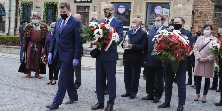 03.05.2020. Sandomierz. Obchody 229. rocznicy uchwalenia Konstytucji 3 Maja. Na zdjęciu (od lewej): Marcin Marzec - burmistrz Sandomierza, Paweł Niedźwiedź - zastępca burmistrza Sandomierza, Tomasz Huk - przewodniczący Rady Powiatu w Sandomierzu, Zygmunt Kwasek - członek zarządu Rady Powiatu w Sandomierzu, Marek Kwitek - poseł PiS i Anna Glibowska - radna Rady Powiatu w Sandomierzu / Grażyna-Szlęzak-Wójcik / Radio Kielce