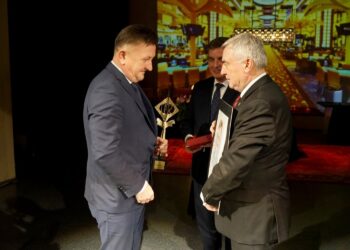 19.12.2019. Kielce. Gala XXI Świętokrzyskiej Nagrody Jakości. Na zdjęciu (od lewej): Zdzisław Wojtycha - prezes zarządu Elporem i Elpoautomatyka Sp. z o.o, Andrzej Pruś - przewodniczący sejmiku województwa świętokrzyskiego i Andrzej Bętkowski - marszałek województwa świętokrzyskiego / Piotr Kwaśniewski / Radio Kielce