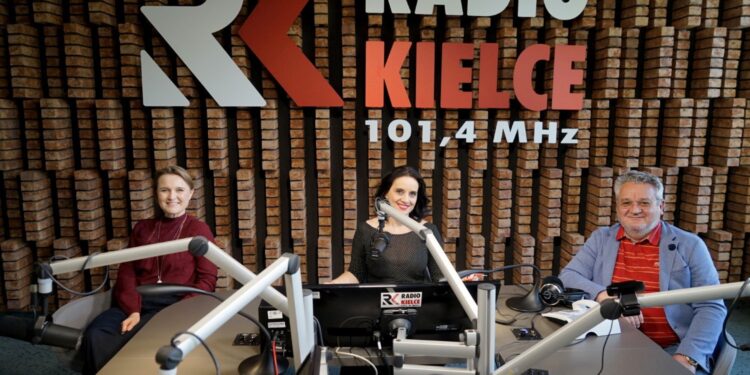 21.05.2020. Kielce. Punkty Widzenia. Na zdjęciu (od lewej): doktor Magdalena Piłat-Borcuch - socjolog z Uniwersytetu Jana Kochanowskiego w Kielcach, Magdalena Sitek - Radio Kielce i Krzysztof Wojsa - zarządca Targowiska Miejskiego w Kielcach / Piotr Kwaśniewski / Radio Kielce