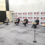 24.05.2020. Kielce. Studio Polityczne Radia Kielce. Na zdjęciu (od lewej): Radosław Podsiadły - Radio Kielce, senator Krzysztof Słoń – PiS, Lucjan Pietrzczyk – PO, Czesław Siekierski – PSL, Wojciech Zapała – Konfederacja i Artur Pejas – Nowa Lewica / Karol Żak / Radio Kielce