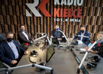 27.05.2020. Kielce. Punkty Widzenia. Na zdjęciu (od lewej): Jarosław Karyś - wiceprzewodniczący Rady Miasta w Kielcach, Kamil Suchański - przewodniczący Rady Miasta w Kielcach, Radosław Podsiadły - Radio Kielce, Janusz Koza - radny Rady Miasta w Kielcach i Agata Wojda - radna Rady Miasta w Kielcach / Piotr Kwaśniewski / Radio Kielce