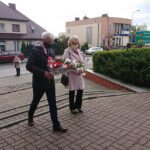 Starachowice. Uroczystości upamiętniające 229. rocznicę uchwalenia Konstytucji 3 Maja.  Na zdjęciu (od lewej): Dariusz Stachowicz i Danuta Krępa - radni powiatowi / Anna Głąb / Radio Kielce