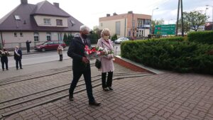 Starachowice. Uroczystości upamiętniające 229. rocznicę uchwalenia Konstytucji 3 Maja. Na zdjęciu (od lewej): Dariusz Stachowicz i Danuta Krępa - radni powiatowi / Anna Głąb / Radio Kielce