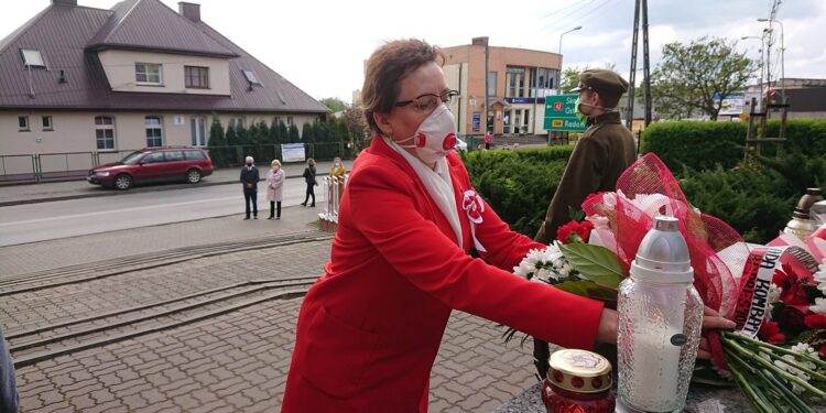 Starachowice. Uroczystości upamiętniające 229. rocznicę uchwalenia Konstytucji 3 Maja. Na zdjęciu: poseł Agata Wojtyszek / Anna Głąb / Radio Kielce