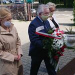 18.05.2020. Starachowice. Rocznica urodzin Jana Pawła II. Na zdjęciu (od lewej): Agnieszka Kuś - radna, Krzysztof Lipiec - lider świętokrzyskich struktur PiS i Danuta Krępa - radna / Anna Głąb / Radio Kielce