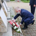 01.05.2020. Starachowice. Złożenie kwiatów przed tablicą upamiętniającą polskich robotników. Na zdjęciu: poseł Krzysztof Lipiec / Anna Głąb / Radio Kielce