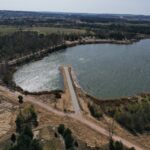 16.04.2020 Lipowica, Gmina Chęciny. Rewitalizacja terenu przy zbiorniku wodnym / Jarosław Kubalski / Radio Kielce