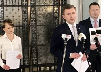 Warszawa. Sejm RP. Konferencja PiS. Na zdjęciu (od lewej): Jadwiga Emilewicz - wicepremier, minister rozwoju; Łukasz Schreiber - minister, członek Rady Ministrów; Przemysław Czarnek - poseł PiS / Prawo i Sprawiedliwość / twitter
