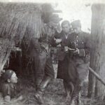 Lato 1944 r. Żołnierze 25 pp AK. Stoją od lewej: podporucznik Tadeusz Bartosiak ps. „Tadeusz” (pod 1945 r. „Wilk”), Stefania Firkowska ps. „Felek”, „Feluś” i osoba nieznana. / Udostępnił Ireneusz Górski i Ryszard Cichoński