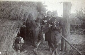 Lato 1944 r. Żołnierze 25 pp AK. Stoją od lewej: podporucznik Tadeusz Bartosiak ps. „Tadeusz” (pod 1945 r. „Wilk”), Stefania Firkowska ps. „Felek”, „Feluś” i osoba nieznana. / Udostępnił Ireneusz Górski i Ryszard Cichoński