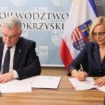 19.05.2020. Kielce. Podpisanie umowy na realizację projektów żłobkowych, a także na utworzenie i prowadzenie świetlic środowiskowych w regionie. Na zdjęciu: Andrzej Bętkowski - marszałek i Renata Janik - wicemarszałek województwa / Urząd Marszałkowski Województwa Świętokrzyskiego