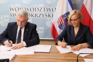 19.05.2020. Kielce. Podpisanie umowy na realizację projektów żłobkowych, a także na utworzenie i prowadzenie świetlic środowiskowych w regionie. Na zdjęciu: Andrzej Bętkowski - marszałek i Renata Janik - wicemarszałek województwa / Urząd Marszałkowski Województwa Świętokrzyskiego