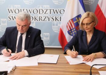 19.05.2020. Kielce. Podpisanie umowy na realizację projektów żłobkowych, a także na utworzenie i prowadzenie świetlic środowiskowych w regionie. Na zdjęciu: Andrzej Bętkowski - marszałek i Renata Janik - wicemarszałek województwa / Urząd Marszałkowski Województwa Świętokrzyskiego