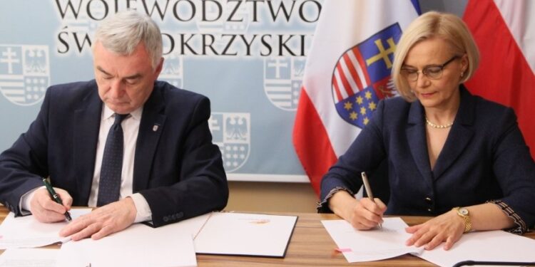 19.05.2020. Kielce. Podpisanie umowy na realizację projektów żłobkowych, a także na utworzenie i prowadzenie świetlic środowiskowych w regionie. Na zdjęciu: Andrzej Bętkowski - marszałek i Renata Janik - wicemarszałek województwa / Urząd Marszałkowski Województwa Świętokrzyskiego