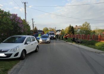 04.05.2020. Goździelin. Dachowanie samochodu / Ratownictwo Powiatu Ostrowieckiego