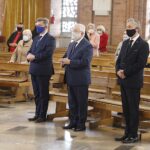 01.05.2020. Kielce. Msza św. w intencji Ojczyzny, Świata Pracy i Boże Miłosierdzie o ustanie epidemii koronawirusa. Na zdjęciu (od lewej): Andrzej Pruś - przewodniczący Sejmiku Województwa Świętokrzyskiego, poseł Krzysztof Lipiec i Zbigniew Koniusz - wojewoda świętokrzyski / Jarosław Kubalski / Radio Kielce