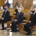 01.05.2020. Kielce. Msza św. w intencji Ojczyzny, Świata Pracy i Boże Miłosierdzie o ustanie epidemii koronawirusa. Na zdjęciu (od lewej): Andrzej Pruś - przewodniczący Sejmiku Województwa Świętokrzyskiego, poseł Krzysztof Lipiec i Zbigniew Koniusz - wojewoda świętokrzyski / Jarosław Kubalski / Radio Kielce