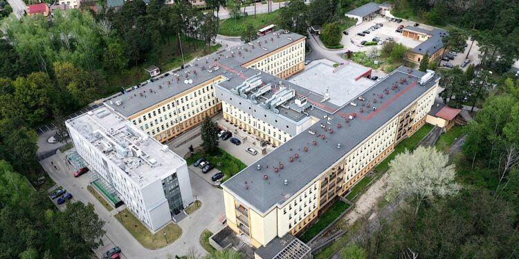 07.05.2020. Ostrowiec Świętokrzyski. Szpital Powiatowy w Ostrowcu Świętokrzyskim / Zespół Opieki Zdrowotnej w Ostrowcu Świętokrzyskim / Jarosław Kubalski / Radio Kielce