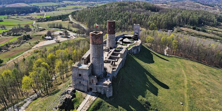 Turystka a spadł ze skarpy przy chęcińskim zamku