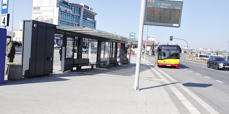 przystanek autobusowy, autobus MPK Kielce / Jarosław Kubalski / Radio Kielce