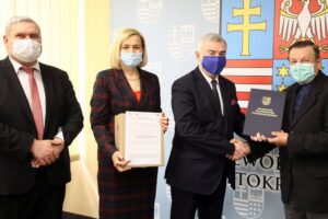 18.05.2020. Kielce. Podpisanie umowy na dokończenie prac przy budowie hospicjum w Busku-Zdroju. Na zdjęciu: Maciej Gawin - przewodniczący Komisji Samorządu Terytorialnego Sejmiku Województwa Świętokrzyskiego, Renata Janik - wicemarszałek województwa, Andrzej Bętkowski - marszałek województwa, Marian Jaworski - prezes Fundacji Gospodarczej Św. Brata Alberta / Urząd Marszałkowski Województwa Świętokrzyskiego